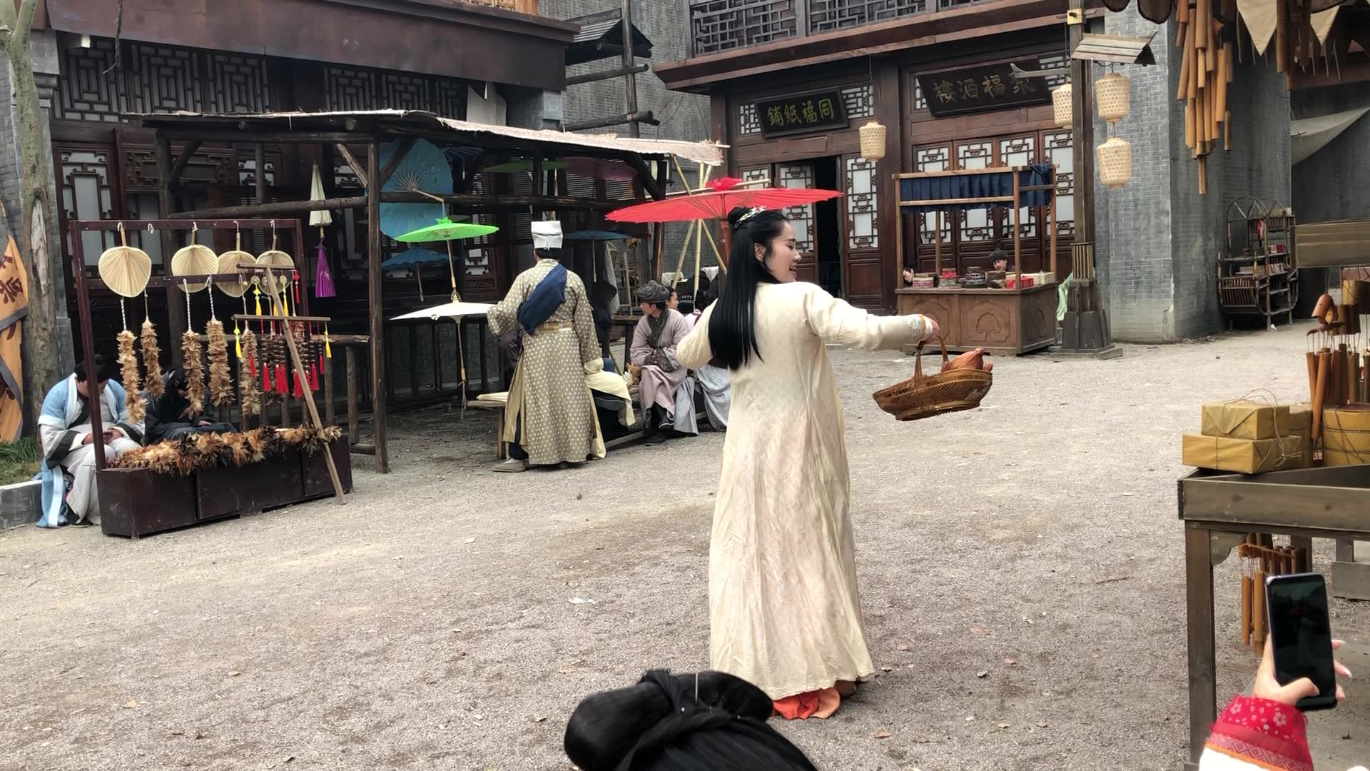 横店剧组生活的深度探索