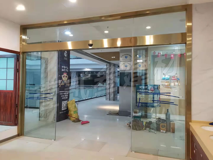 南宁专业装玻璃门，打造透明高效的现代商业空间