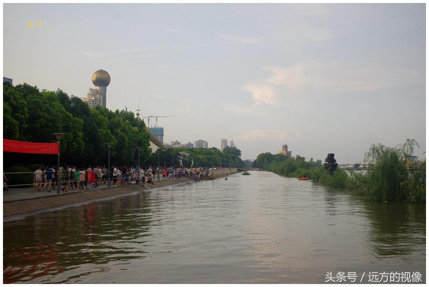 内河水流向长江，自然之力与文化之韵