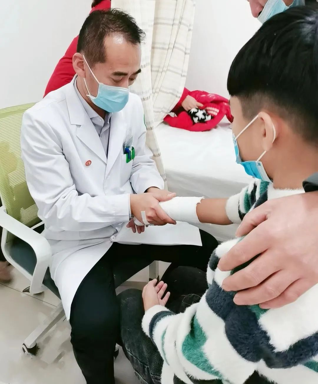 省儿童医院骨科专家，守护儿童骨骼健康的守护者