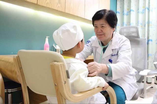 儿科医院神经内科专家，守护儿童健康的守护者