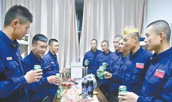大学生士兵提干后的待遇，挑战与机遇并存