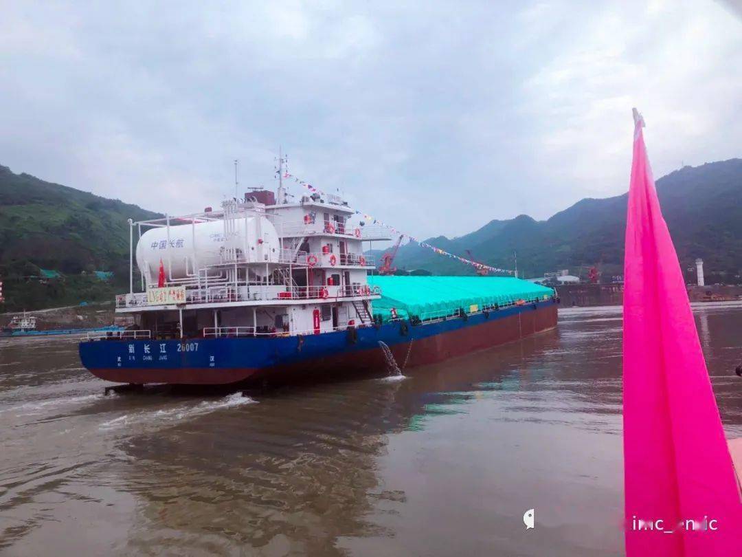 长江船只油改气，推动绿色航运的新动力