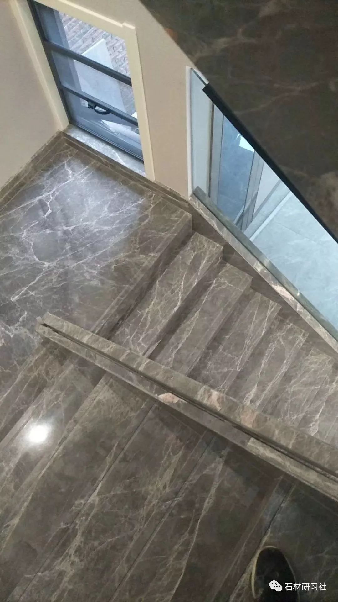 木纹灰大理石楼梯，优雅与实用的完美结合