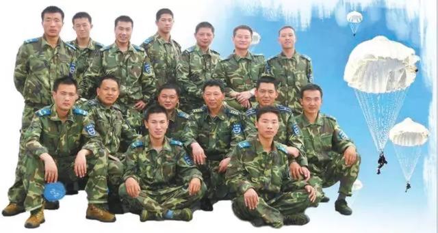 伞兵与被包围的境地，挑战与勇气的交织