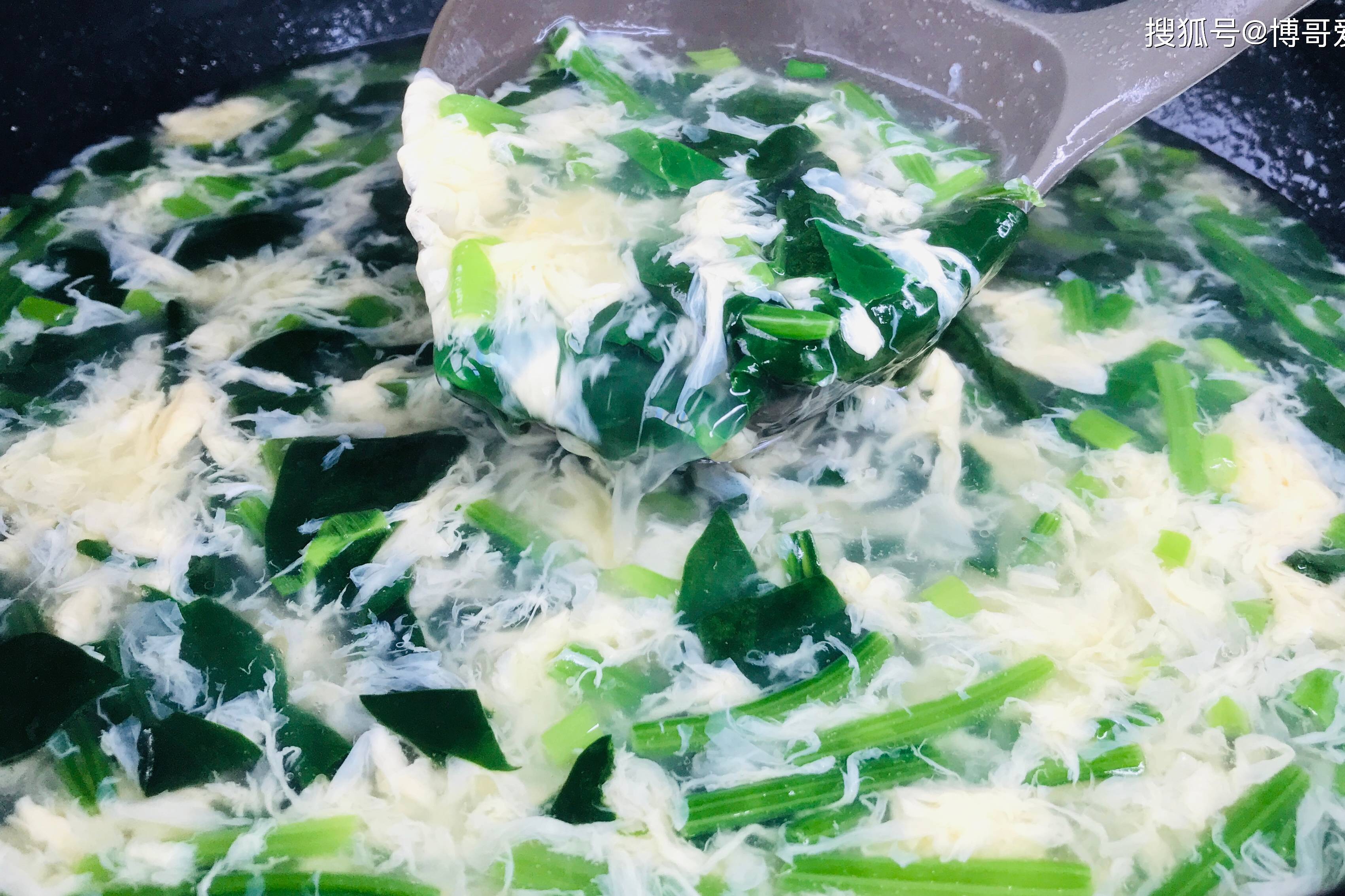 菠菜蛋花汤的正宗做法，一道家常美味汤品的完美呈现