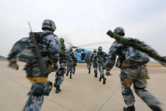 伞兵在行动，无声的震撼与英勇的担当