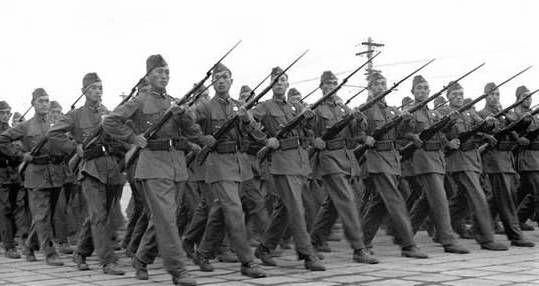 阅兵伞兵方队第一次，荣耀与力量的展现