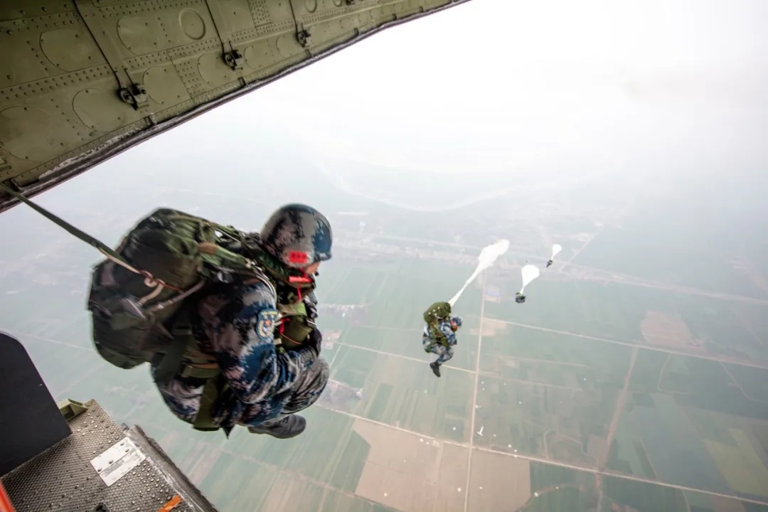 新兵伞兵敢跳伞吗，勇气、训练与冒险的交织