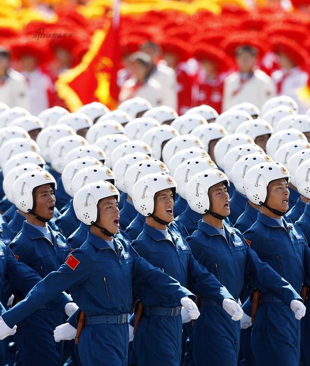 伞兵阅兵亮相，历史沿革与国庆阅兵中的瞩目时刻