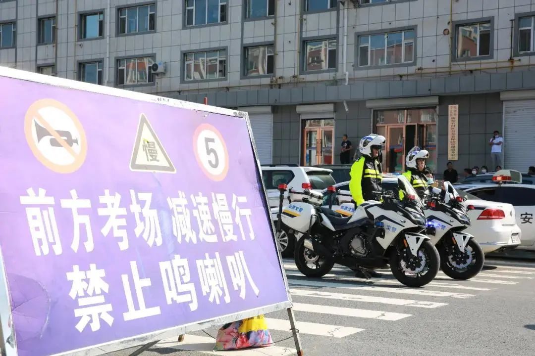 停车慢行图标，交通安全的无声警示