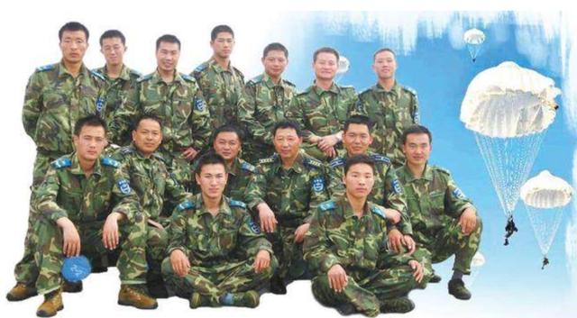 汶川大地震中的解放军伞兵，英勇救援的空中力量
