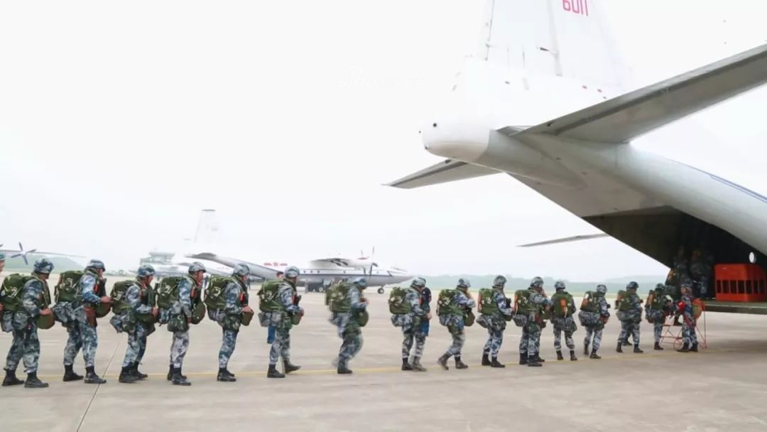 中国伞兵一年训练概览，深度探究伞兵部队的年度训练体系与规模
