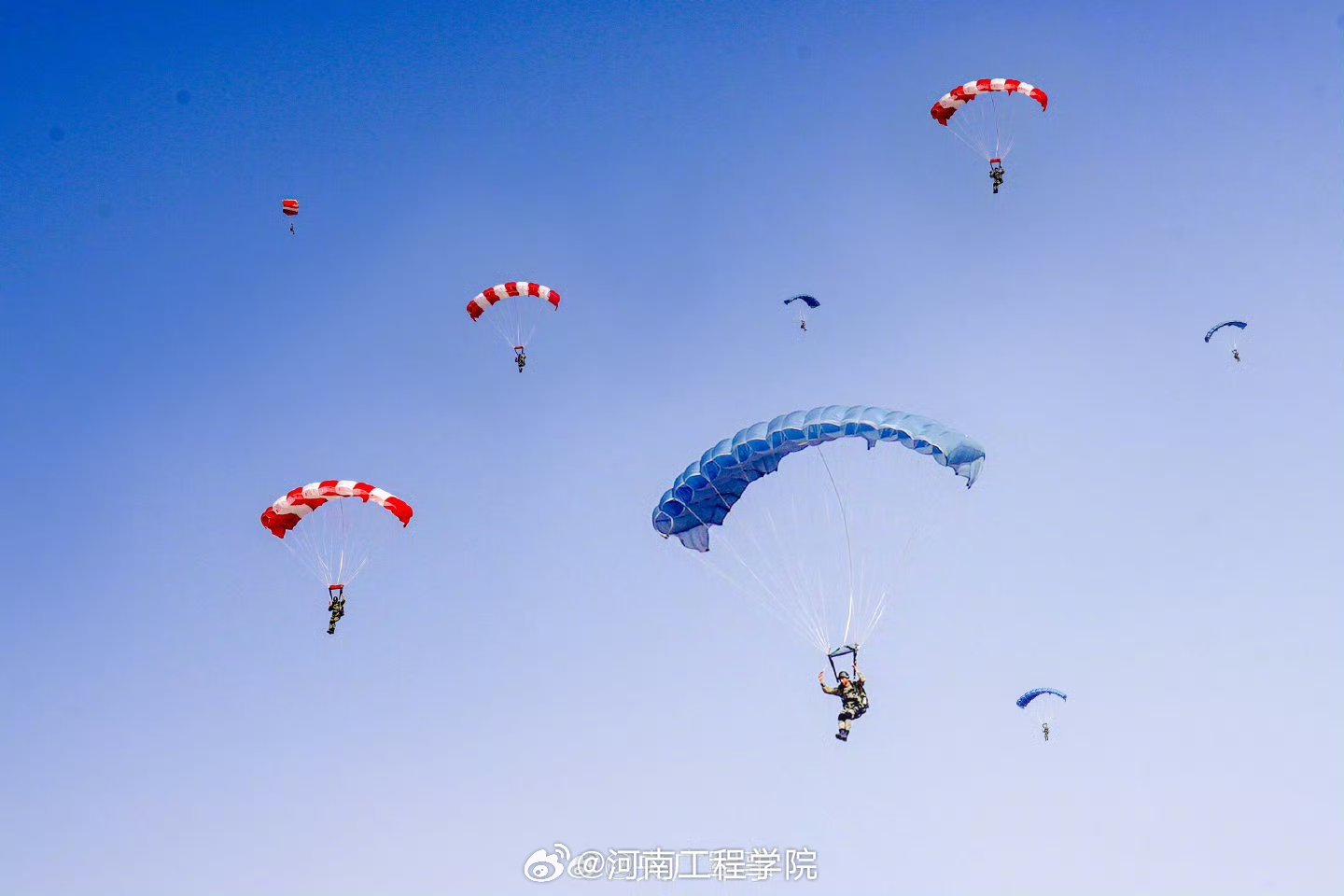 伞兵与令，英勇与智慧的结合